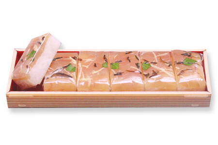 サス（カジキマグロ）昆布〆の押し寿司 35g×6個 折箱入り 寿司 押し寿司 さす かじきまぐろ 富山名物 冷蔵/ます寿司屋ヒロ助/富山県 黒部市 お寿司 海鮮 魚 魚介類 魚介 加工食品 惣菜 