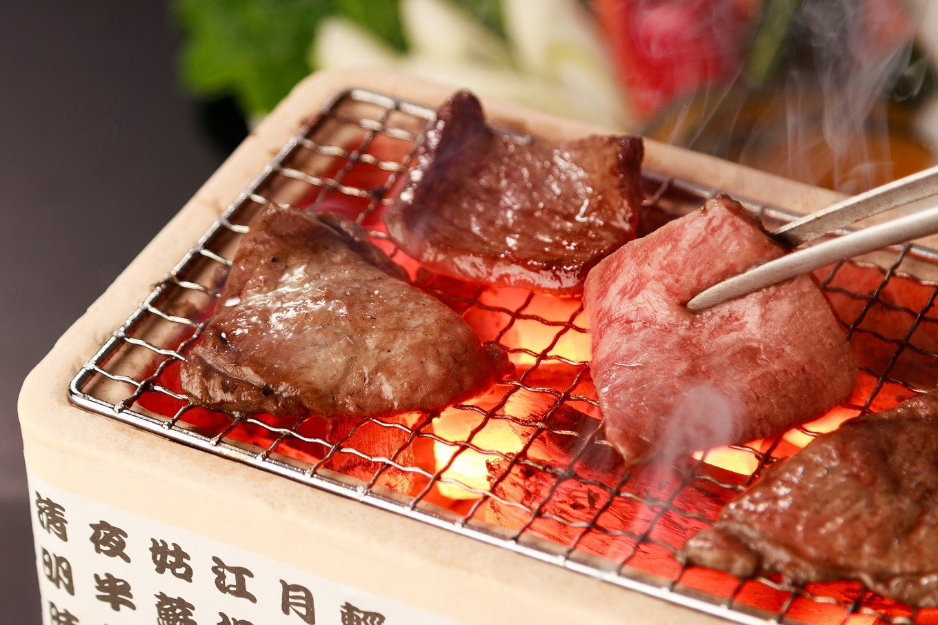 きめ細かいサシが入った赤身肉。お肉の美味しさを味わえるように冷蔵でお届けします。