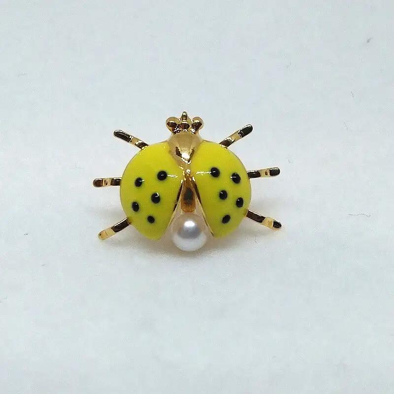 2110 真珠ピンブローチ・てんとう虫（黄色）（淡水本真珠・ボタン） 贈り物 かわいい カジュアル オシャレ クリスマスプレゼント アクセサリー