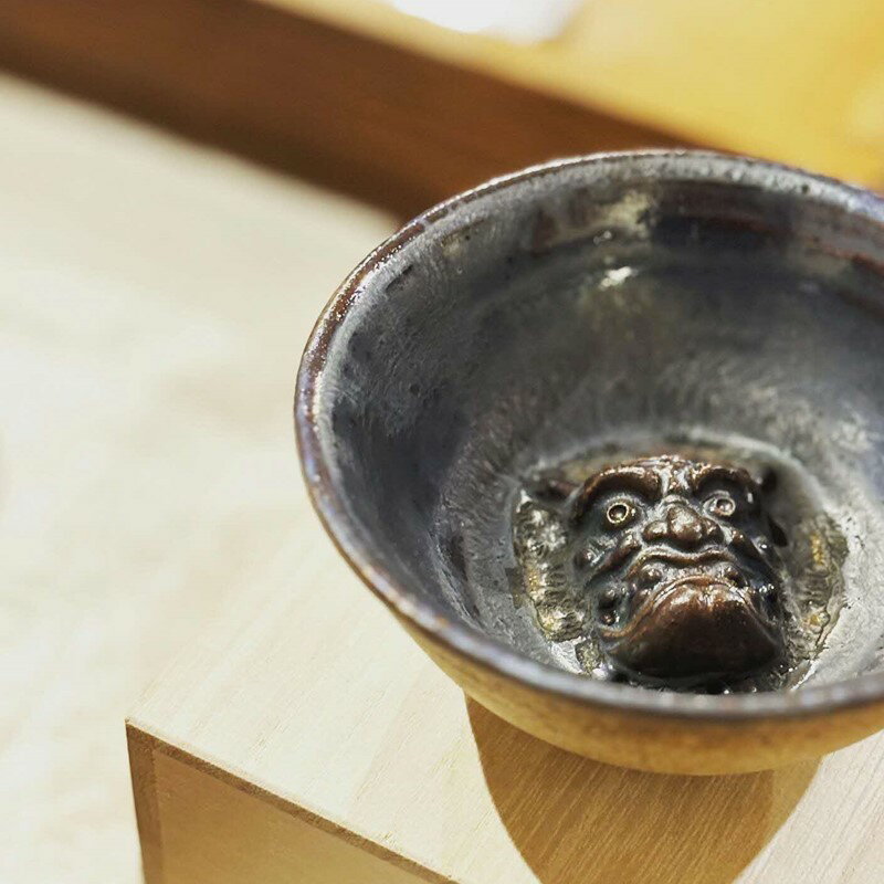 【ふるさと納税】石見神楽の鬼面さかずき 瓦 瓦うつわ 盃 能面 石見神楽 伝統芸能 日本遺産 お祝い 贈り物 ギフト インテリア 陶器 【004_2051】