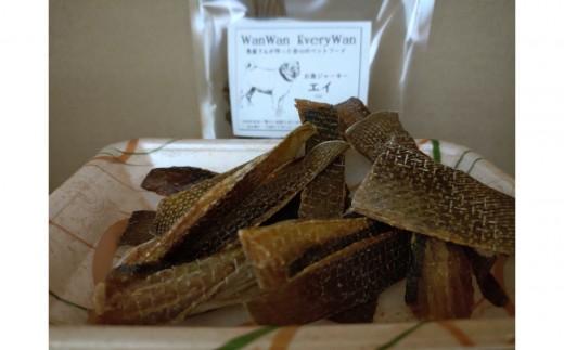 魚屋さんが新鮮なお魚で作った犬のおやつ(カミカミセット)・エイジャーキー：1袋 (50g) ・アナゴの骨ジャーキー：1袋 (50g) ・お魚の皮（スズキ・タラ）：1袋 (30g)【鳥取県境港市】