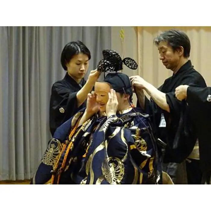 能楽師による能装束着附け＆能舞台の上で写真撮影
