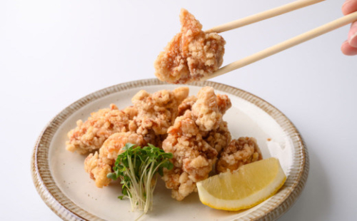 【AA26】食べやすいサイズ！酒の肴よしだの「骨なし〈冷凍〉生からあげ」500g×3袋