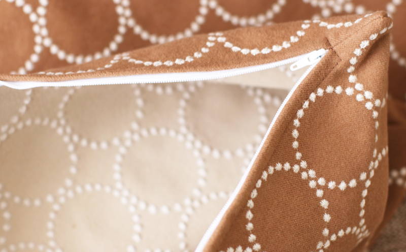 ミニクッション 長方形 タンバリン生地 キャメル 約42×26cm ミナペルホネン 秋山木工 秋山木工株式会社 国産 静岡県 藤枝市