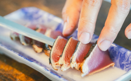 魚市場 の目利きが 厳選 本場 高知 の カツオのタタキ 約500g（ スライス済み タレ付き 血合い抜き ） 冷凍 海鮮 海の幸 魚 魚介 かつお カツオ 鰹 たたき タタキ グルメ 新鮮 ごちそう