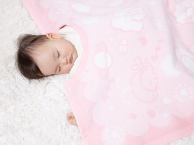 クリ衿 ベビー綿毛布(毛羽部分) 宇宙柄 ピンク 85×115cm 毛布の町泉大津市産 [3347]