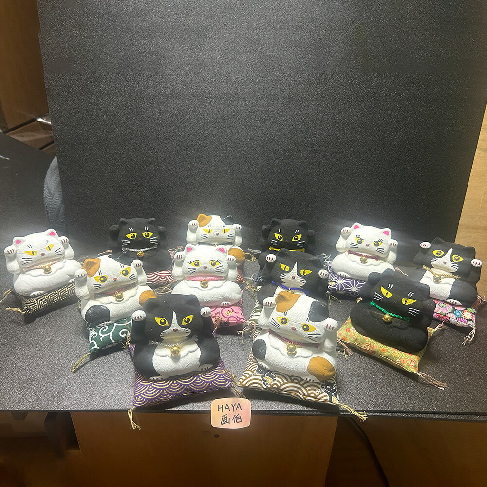 【ふるさと納税】桑名鋳物の中子屋さんが作った招き猫 2個 ミニ座布団 ＜選べる種類＞ 12種類 黒猫 ハチワレ猫 白猫 三毛猫 丸目のつり目 丸目のたれ目 縦目 招き猫 まねきねこ ネコ 猫グッズ 置物 オブジェ インテリア 小物 雑貨 三重県 桑名市 送料無料