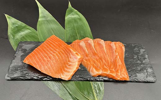 トラウトサーモン（くしろ茜サーモン） 800g サーモン 鮭 生食 刺身 海鮮 北海道 釧路市 F5F-0110