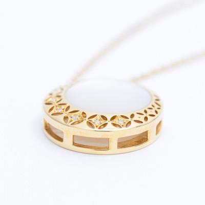 ふるさと納税 山梨県 K18 白蝶貝/ダイヤモンドペンダント(ミモザ ツヤアリ) |  | 01