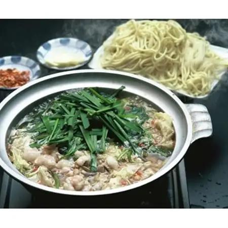 【創業50年】 ウエスタン特製博多もつ鍋”鶏がらベースの自家製あっさりスープ”(4～5人前)【配送不可地域：離島】【1126562】