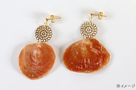 幸せを呼ぶ貝 ナミマガシワのピアス（イヤリング）：レッド