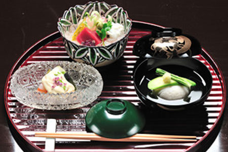 【ミシュラン二つ星 ／ 創業300年】有職料理 萬亀楼 ディナーコース ／ 有職料理 3名様（3年間有効） お店でふるなび美食体験 FN-Gourmet279885