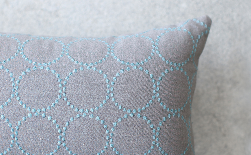 ミニクッション 長方形 タンバリン生地 グレーブルー 約42×26cm ミナペルホネン 秋山木工 秋山木工株式会社 国産 静岡県 藤枝市