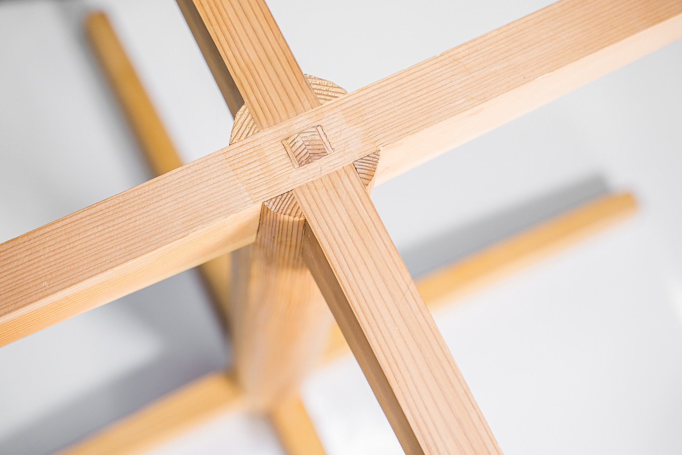 表面に節が無く、木目のキレイな最高級の部材を使用。
木材に直接加工を施し組み上げる『ほぞ継ぎ加工』をし、木組で仕上げました。