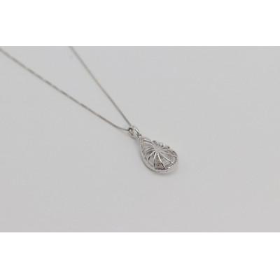 ふるさと納税 韮崎市 K18WG 計0.23ct 1個のダイヤと32個の小さなダイヤ付ペンダント Islauth19 |  | 02
