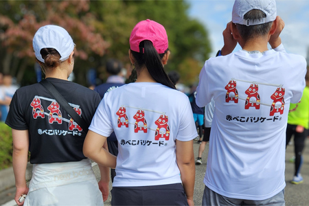 赤べこバリケード(R) ドライTシャツ 背プリント・胸1匹 白｜赤べこ 赤ベコ あかべこ アカベコ 赤べこバリケード 赤ベコバリケード Tシャツ おもしろTシャツ ドライ かわいい 会津若松市 会津 