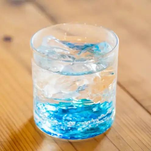 【RYUKYU GLASS WORKS 海風】オキナワオーシャン　ロック（レギュラー） 〇 沖縄 読谷村 夏 琉球ガラス GALA青い海 ガラス工房 東シナ海 青い空 ブルー うちなーすぐりむん 伝統工芸品 地場産品 人気商品 使い勝手よし プレゼントに サイズ違い有 お祝いに 爽やか 涼し気