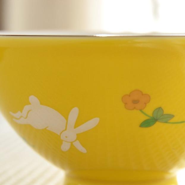 白いうさぎとお花のデザイン