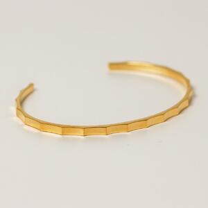 【K10イエローゴールドバングル】凹凸デザインが個性的で印象的なバングル 深みある大人カラーが人気　K10-B001
