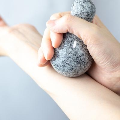 ふるさと納税 高松市 【リラクゼーション】 香川の高級石材「庵治石」でリラックス「庵治石 温石」 |  | 02