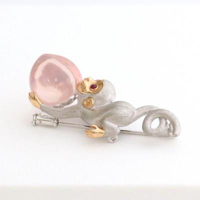 ふるさと納税 山梨市 K18WG/PGさると桃のブローチ【RQ 16.53ct・R0.05ct】 |  | 01