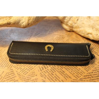 ふるさと納税 栗東市 蹄鉄付きラウンドファスナーペンケース (ブラック) |  | 01