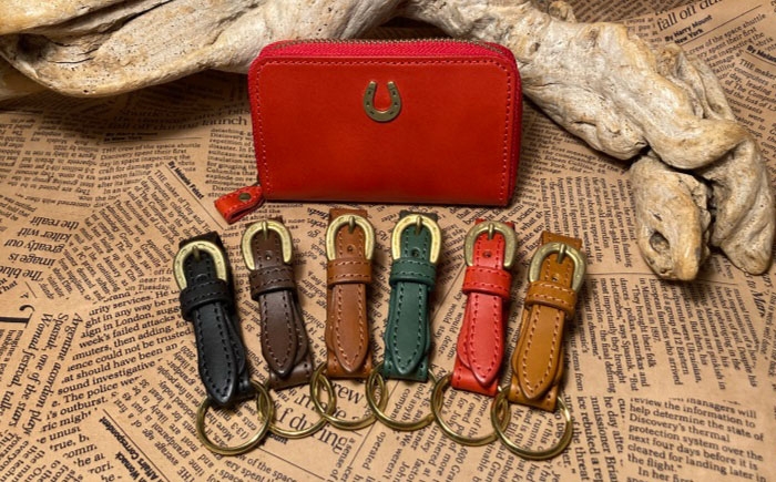 
                  【選べるカラー】蹄鉄ラウンドファスナーコインケース（レッド）＆蹄鉄バックルキーリング/ 競馬 馬 競走馬 本革 革小物 革製品 コインケース キーリング 手作り ハンドメイド レザー / 栗東市 / 株式会社ブルズエフ [BIAU049]
                