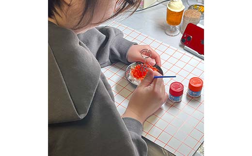 ★ミニイクラ丼のメモスタンド 食品サンプル★北海道釧路市発 ハンドメイド イクラ丼 フェイクフード 名刺立て デスク雑貨 インテリア ユーモア ギフト F5F-0146
