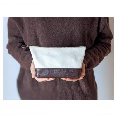 ふるさと納税 美濃市 美濃和紙から作られた紙布とイタリア生まれのベジタブルタンニンレザーで仕立てたポーチ/ブラウン