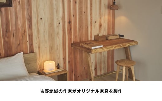 吉野地域の生産者や作家と連携し、良質な木材や手漉き和紙をふんだんに活用した、唯一無二の客室デザインです。