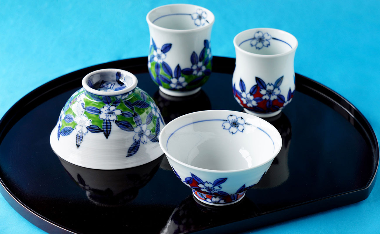 
                  有田焼 染錦桜絵 睦揃え 【神田陶器店】桜 さくら サクラ お茶碗 夫婦茶碗 湯呑 ペア ギフト 食器 器 A45-394
                