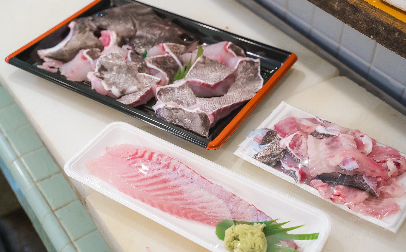 尾鷲の魚屋「魚鉄」にて、
食べやすいように捌いた状態でお届けします！
※鍋用 切り身・出汁取り用あら・お刺身用 切り身