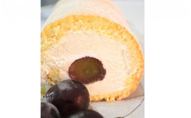 
                  ぶどうロールケーキ / ケーキ スイーツ ぶどう ロールケーキ 甘い デザート 和歌山県 かつらぎ町 【2026年8月中旬～2026年9月初旬発送】
                