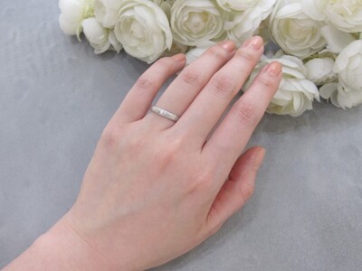 イキイキと伸びる樹が彫り込まれたプラチナダイヤリング FRU043L