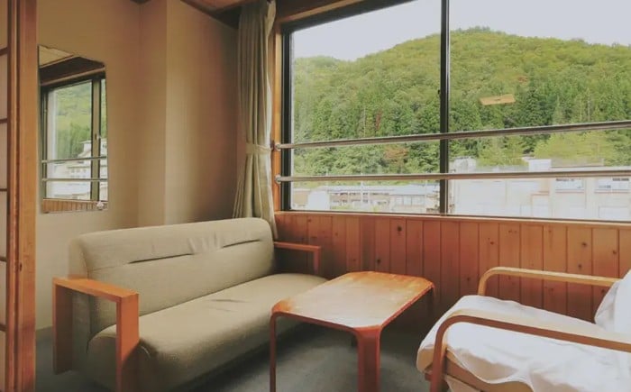 窓からは静かな鶯宿温泉の自然が見られます