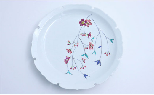 
            有田焼 雪輪皿22cm しだれ桜文【赤絵白磁硯処 雪月花】食器 うつわ 器 磁器 陶磁器 皿 飾り皿 プレート メインプレート 雪輪皿 雪輪 花 桜 さくら 手描き A45-323
          