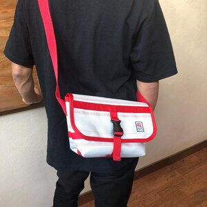 【SUWAプレミアム】FIRE HOSE PRODUCTS　ボディバッグ　ホワイト（M）（パイピングカラー：赤）／バッグ ななめ ショルダー レディース メンズ 【11-56R】
