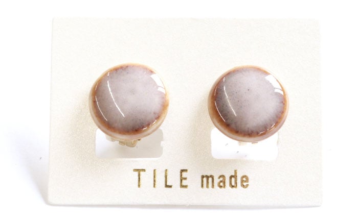 
            【美濃焼】 薄茶むら タイル イヤリング 直径15mm 瑞浪市 / TILEmade タイル アクセサリー ハンドメイド [AZCD068]
          