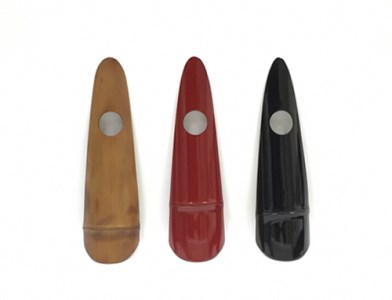 「京銘竹ボトルスタンド漆」、京都の工芸コラボ竹垣職人ハンドメイド「漆黒」「朱」「拭き漆」の３種からお選びください。