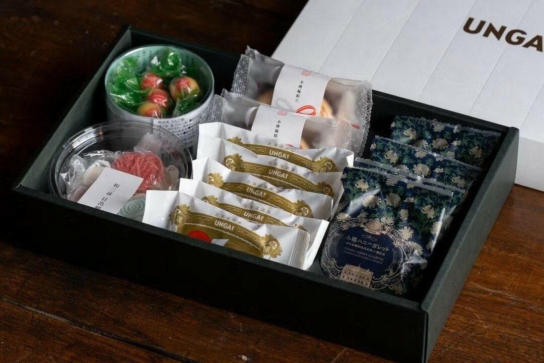 【ふるさと納税】【小樽美味撰B】小樽百貨UNGA↑が贈る「和三盆と焼菓子よくばりセット」 | バウムクーヘン 焼きバウム ガレット ハニーガレット 最中 もなか りんご飴 和三盆 お取り寄せ スイーツ お菓子 お土産 ギフト セット 小樽市 北海道 送料無料