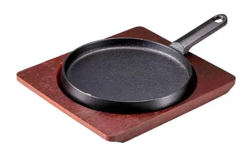 トキワ鉄器 ステーキ皿 （ 木台タイプ ） 柄付浅型大 22cm 324 くわな鋳物 職人 蓄熱性 保温力 浅型 柄付 お皿 皿 食器 オシャレ 日常使い 重厚感 伝統 匠の技 食卓 鉄板 プレート