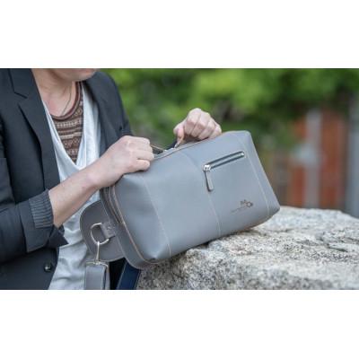 ふるさと納税 姫路市 0528 B5サイズのタブレットが入る本革ボディバッグ チャコールグレー[53657339] |  | 01