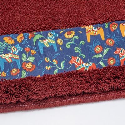 ふるさと納税 海南市 北欧の「幸せを運ぶ馬」ダーラヘスト柄の玄関マット　ワインレッド(縦50cm×横80cm) |  | 01