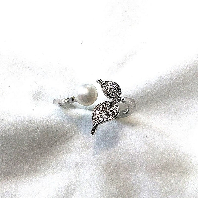 
            1925 リング・ふた葉（淡水本真珠・ボタン）SV製 リング 真珠の指輪 ファッションリング シルバー製リング 淡水真珠 母の日プレゼント 結婚記念日ギフト 自分へのご褒美 カジュアルアクセサリー フリーサイズ クリスマスプレゼント オシャレ エレガント
          