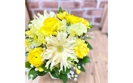 No.485 (イエローオレンジ系）Mサイズ 癒し生活！季節のおまかせフラワーアレンジメント