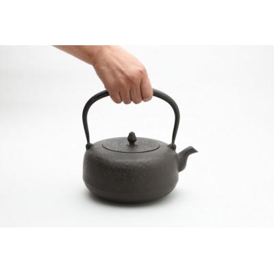 ふるさと納税 奥州市 南部鉄器 鉄瓶 平丸肌1.8L【岩戸賢一郎 作】[Y0112] |  | 01