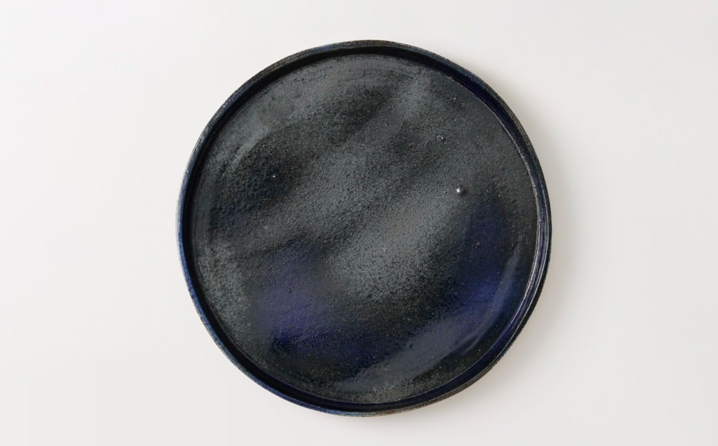 「瑠璃」黒っぽい中に青みがある、艶のある独特な色味です。