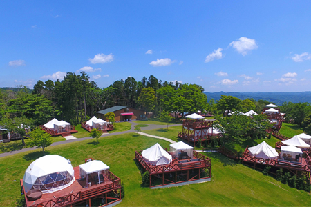 【ふるなびWEEK対象】マザー牧場 グランピング THE FARM　１泊２食（BBQ・朝食）付 ペア宿泊券