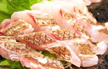 （冷蔵）ジュワっととろける！甘みあるブランド真鯛【３枚おろし・スキンレス】 ／ はさま あなたに逢い鯛。 三重県 南伊勢町 伊勢志摩