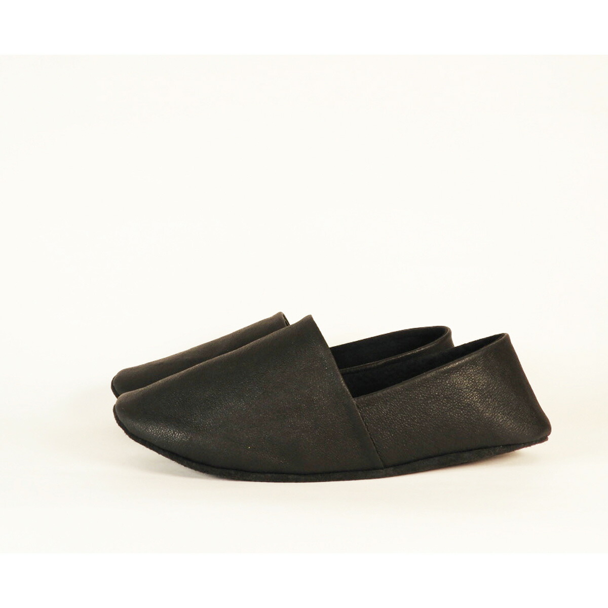【KUTSUNE〈クツネ〉】ルームシューズ（革製・バブーシュタイプ） (サイズ：M(24.0-24.5cm)、カラー：黒)